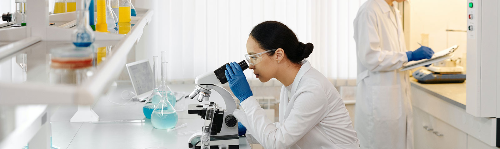   我們?yōu)獒t(yī)藥化工行業(yè)提供分析測(cè)試服務(wù)，包括安全、質(zhì)量控制、成分分析、樣品檢測(cè)等。<br>
我們能夠提供獨(dú)立的、反應(yīng)迅速，并且節(jié)約成本的測(cè)試服務(wù)，幫助您縮短將產(chǎn)品推向市場(chǎng)的時(shí)間，降低風(fēng)險(xiǎn)，提升產(chǎn)品的市場(chǎng)價(jià)值。有幾十家<br>
的合作實(shí)驗(yàn)室，便于我們提供優(yōu)質(zhì)便捷的本地服務(wù)。